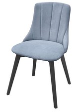 Poltrona imbottita accogliente con rivestimento grigio, gambe in faggio nero