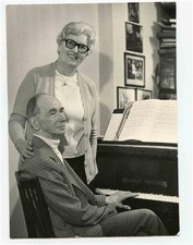 Uomo e donna con pianoforte