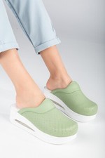 zoccoli donna infermiera