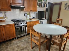 Cucina in legno massiccio: mobili, acquaio, tavolo e sedie