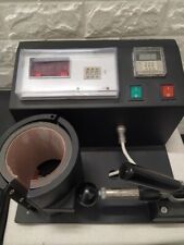 Termopressa per stampa sublimatica su tazze.