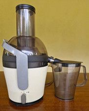 C- Philips HR1869/80 Centrifuga per freschi succhi di frutta e verdura.