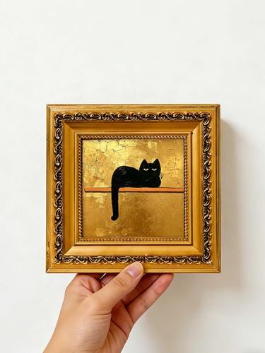 Gatto nero pigro appoggiato - , su