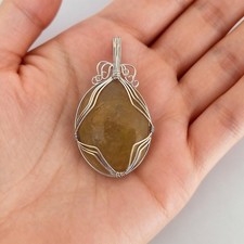 Collana con ciondolo in giada