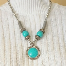 Collana con ciondolo finto