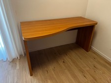 Scrivania in legno con piano di appoggio curvo. Ottime condizioni.