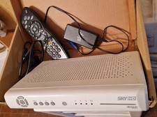 DECODER  sky hd con  TELECOMANDO E  ALIMENTATORE