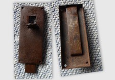 2 VECCHI CATENACCI IN FERRO PER PORTE O PORTONI FINESTRE MOBILI VARI -