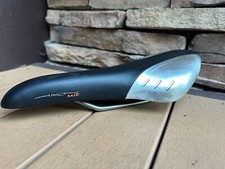 Sella bici da strada Fizik Arione Wing Flex Tri nera argento con guide Taitanio 7 mm