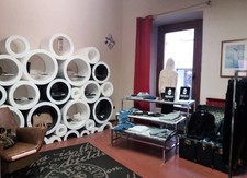 Arredo Completo per Negozio – Espositori, Tavoli, Divano, Scrittoio, Complementi