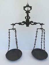 vecchia bilancia a due piatti in metallo