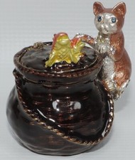 Gatto con Pesce in Cesto