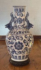 Un grande vaso cinese blu e