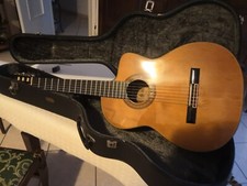 Chitarra classica amplificata Takamine dei primi anni 90 con custodia originale
