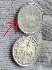 Moneta da 2€ Grecia 2009 con superficie della moneta ruvida e opaca.