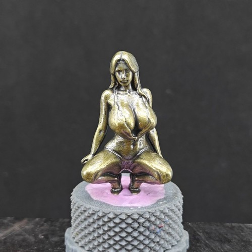 Statua ragazza paffuta sexy