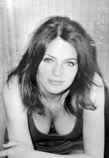 Jacqueline Bisset guardando la