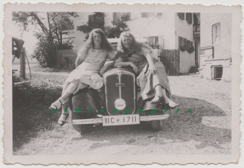 Ragazze posa su dkw - in,