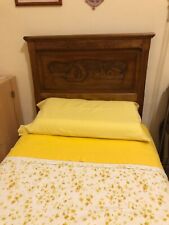 letto singolo in legno massello con le testate intarsiate con disegni