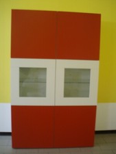 Mobile dell'IKEA con vetrina in ottime condizioni