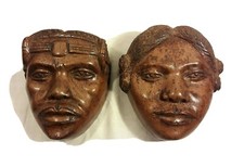 Coppia di maschere etniche in