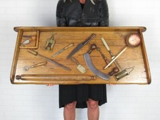 PANNELLO DECORATIVO ANTICA TAVOLA DA LAVATOIO CON UTENSILI DA CUCINA XX SEC.