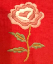 ASCIUGAMANO DI SPUGNA ROSSO CON ROSA RICAMATA A MANO PUNTO PIENO