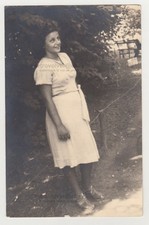 Bella attraente giovane donna