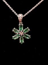 ciondolo in oro bianco 18 carati con smeraldi e diamanti naturali