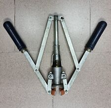 Macchinetta per imbottigliare con tappi in sughero bottiglie di vino.