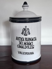 Vaso dell'antica farmacia dei Camaldolesi. Riproduzione