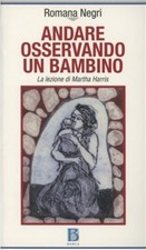 Andare Osservando Un Bambino
