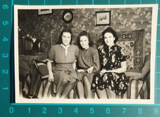 FOTO TRE DONNE IN SALOTTO SEDUTE SUL DIVANO  1940 - 60 C.   ( F 37 )