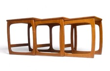 PARKER KNOLL NIDO DI TAVOLI IN TEAK METÀ SECOLO RETRÒ GAMBE A SLITTA C1970s