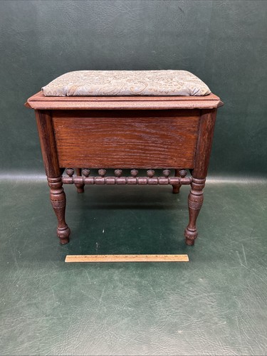 Antico sgabello con - bastone, e