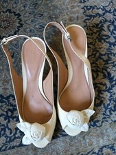 Sandali color panna con fiore in vernice Sergio Rossi n 37