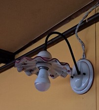 applique stile classico in ferro battuto e ceramica decorata