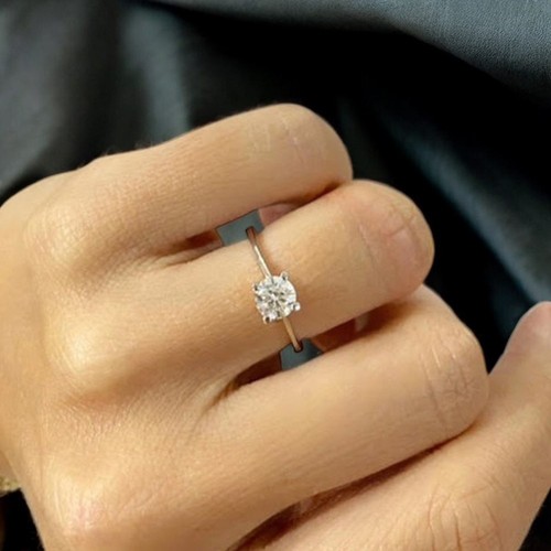 Anello solitario con diamanti