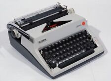 Macchina da Scrivere Olympia Mod. Monica con Custodia - Tastiera QWARTZ-tedesca-