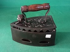 ANTICO FERRO DA STIRO IN GHISA FERRO MANICO LEGNO A CARBONE PRIMI '900. CW30