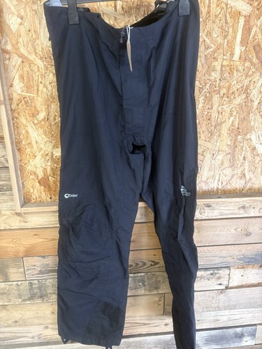 Pantalone sopra impermeabile