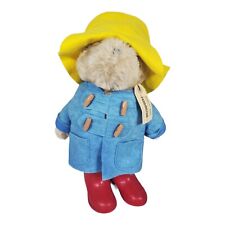 Orso Eden Paddington con cappotto blu, cappello rosso, stivali ed etichette