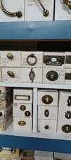 Maniglie per mobili in stoccaggio di circa 600 pz a lotto unico