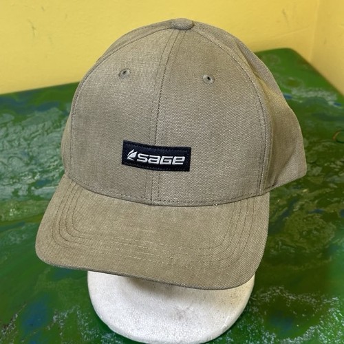 Cappello nuovo con etichette