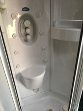 box doccia idromassaggio forma circolare, porte in vetro molto pratiche 