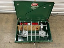 Stufa da campeggio vintage Coleman 425F due fuochi carburante gas serbatoio rosso - nuova senza scatola