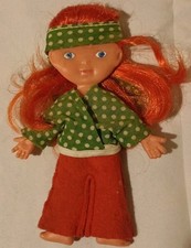 Piccola bambola piatta Furga Violetta della serie "Violetta e l'arte", alta 15cm