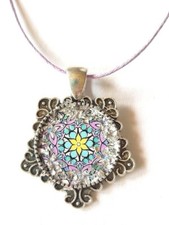Collana vintage con ciondolo mandala fiore boho chic rosa, azzurro e giallo.