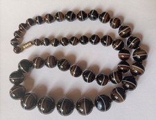 Collana antica Vittoriana con palline di agata sardonica e chiusura decorata