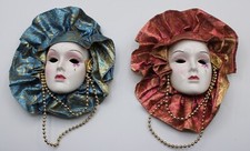 COPPIA DI MASCHERE DA PARETE VENEZIANE ,IN CERAMICA E STOFFA, DIPINTE A MANO